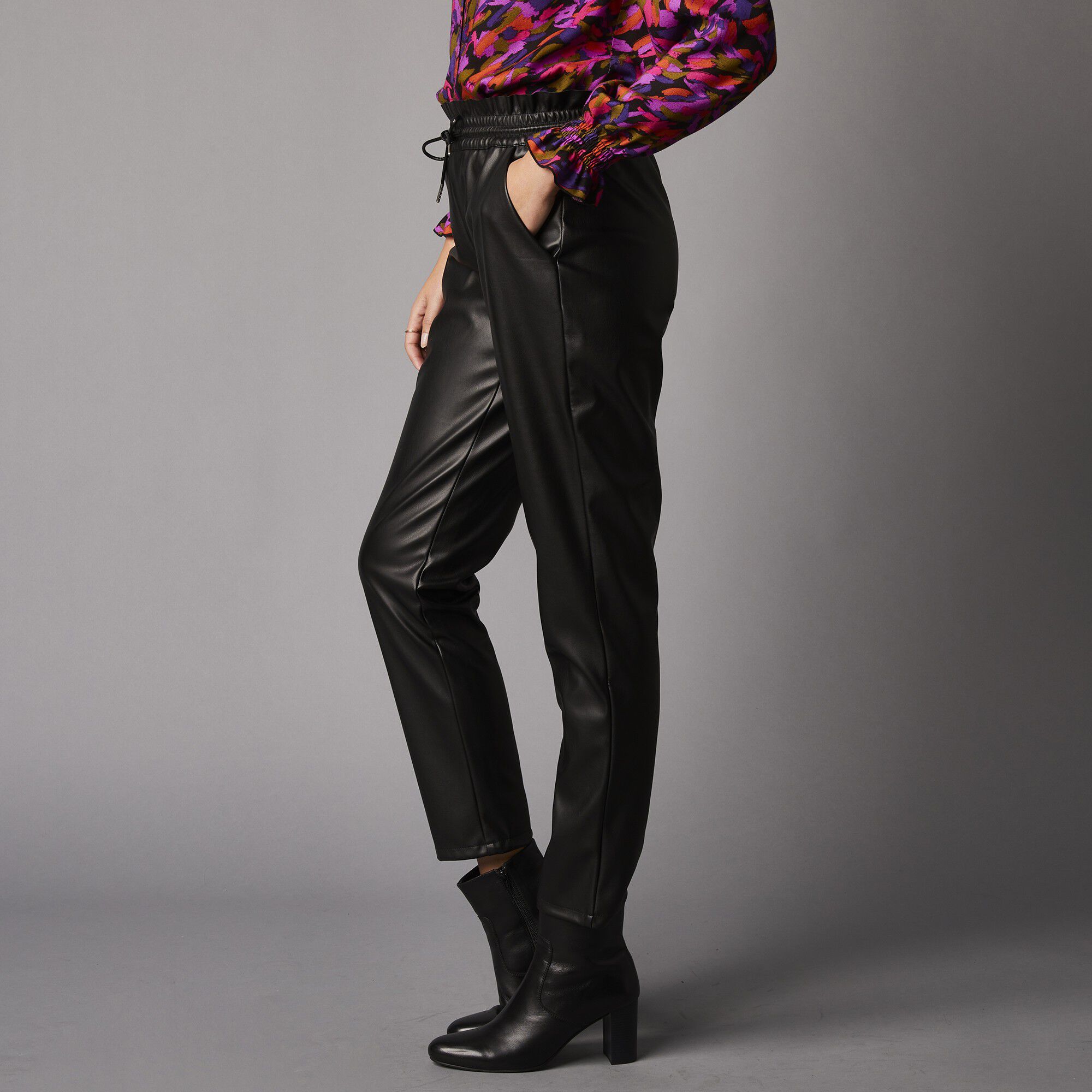 Pantalon vegan en faux cuir (1), taille haute smockée
