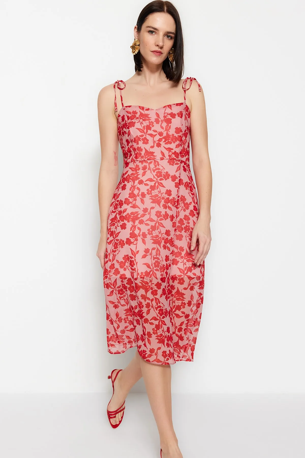 Trendyol Collection  Rotes gewebtes Midi-Kleid mit gefüttertem Blumenmuster TWOSS23EL01660
