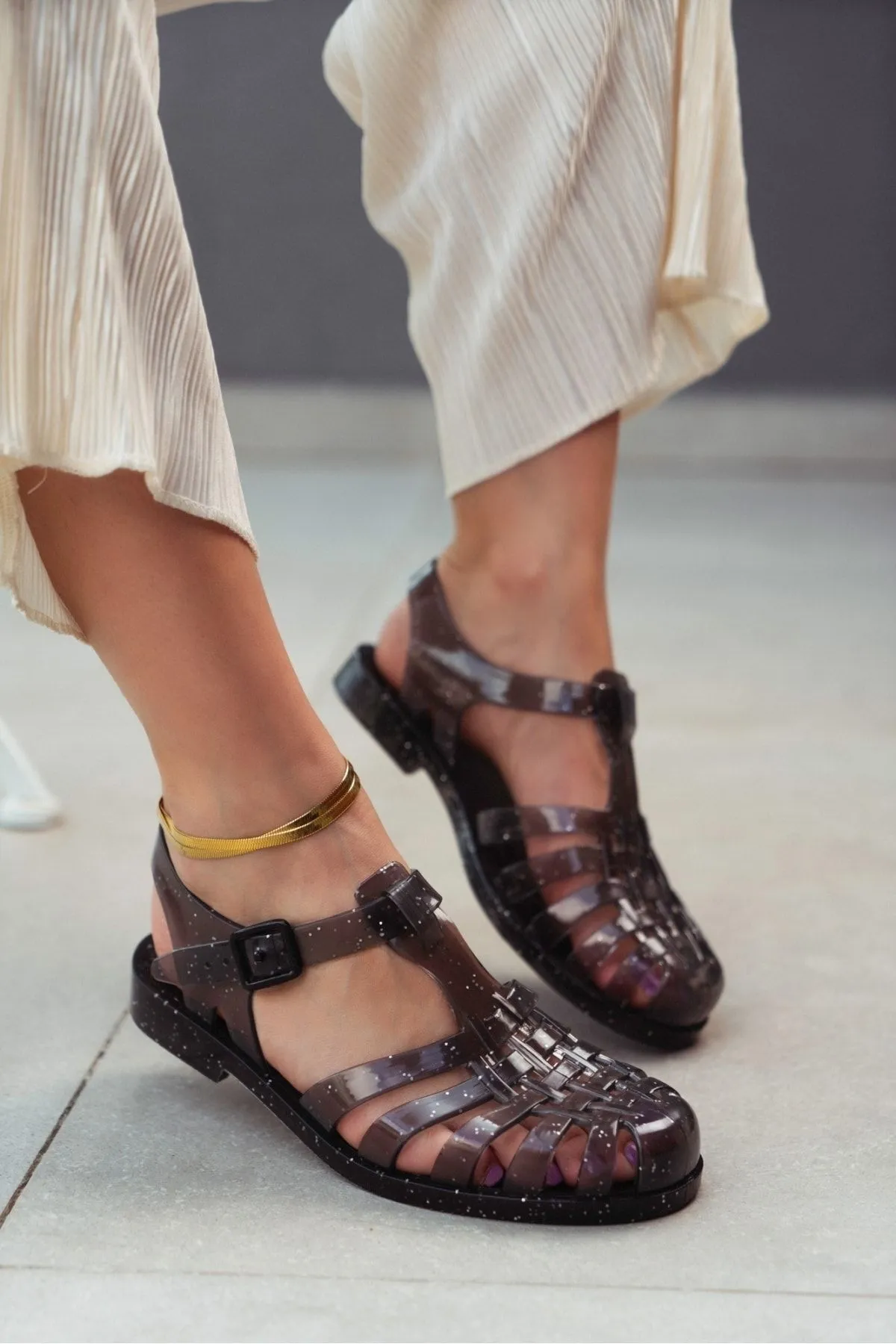 NİŞANTAŞI SHOES  Anderline Damen-Sandalen mit glitzerndem Gürteldetail in Schwarz