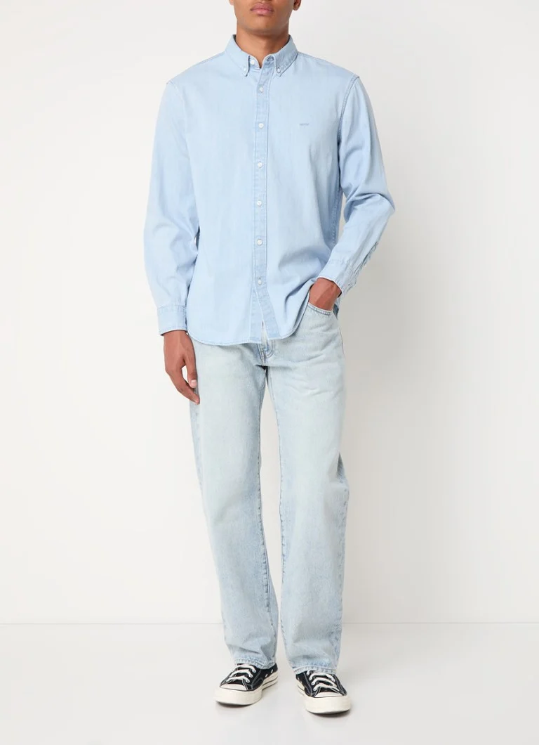 Camisa jeans Levi's de corte regular com gola abotoada.