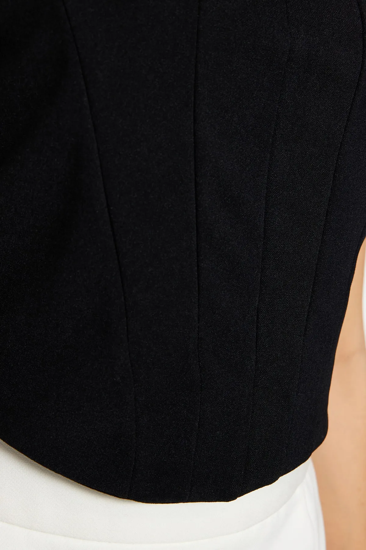 Trendyol Collection  Schwarzes, tailliertes Bustier aus Krepp-Strick mit kurzen Trägern TWOSS23BS00036