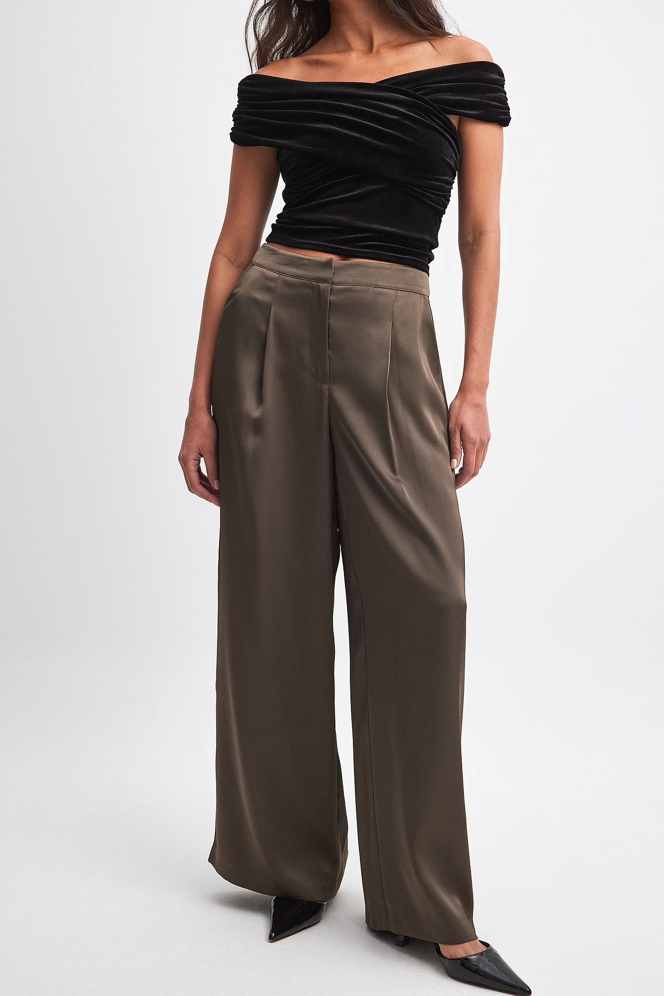 Fließende Satinhose mit hoher Taille