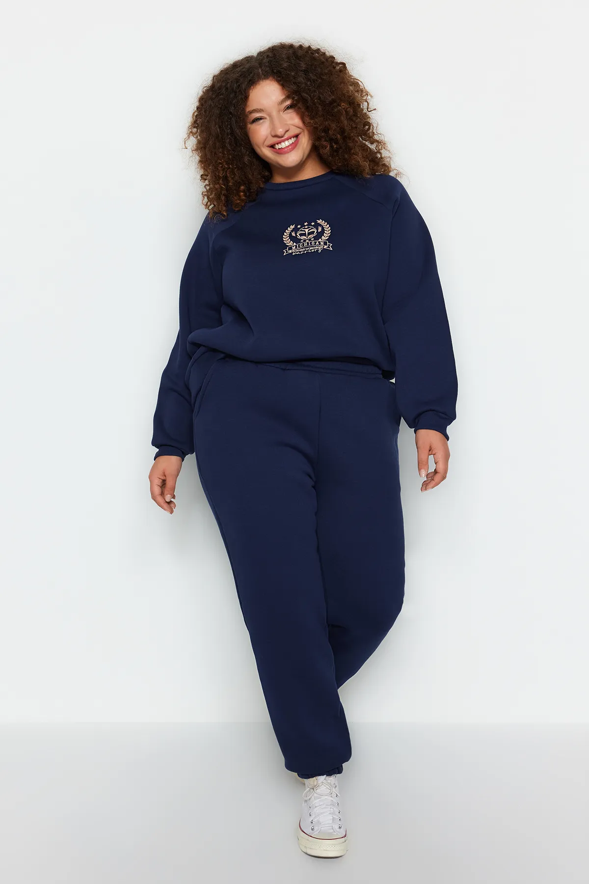 Trendyol Curve  Marineblaue Jogginghose aus dickem Fleece-Strick TBBAW24AJ00002