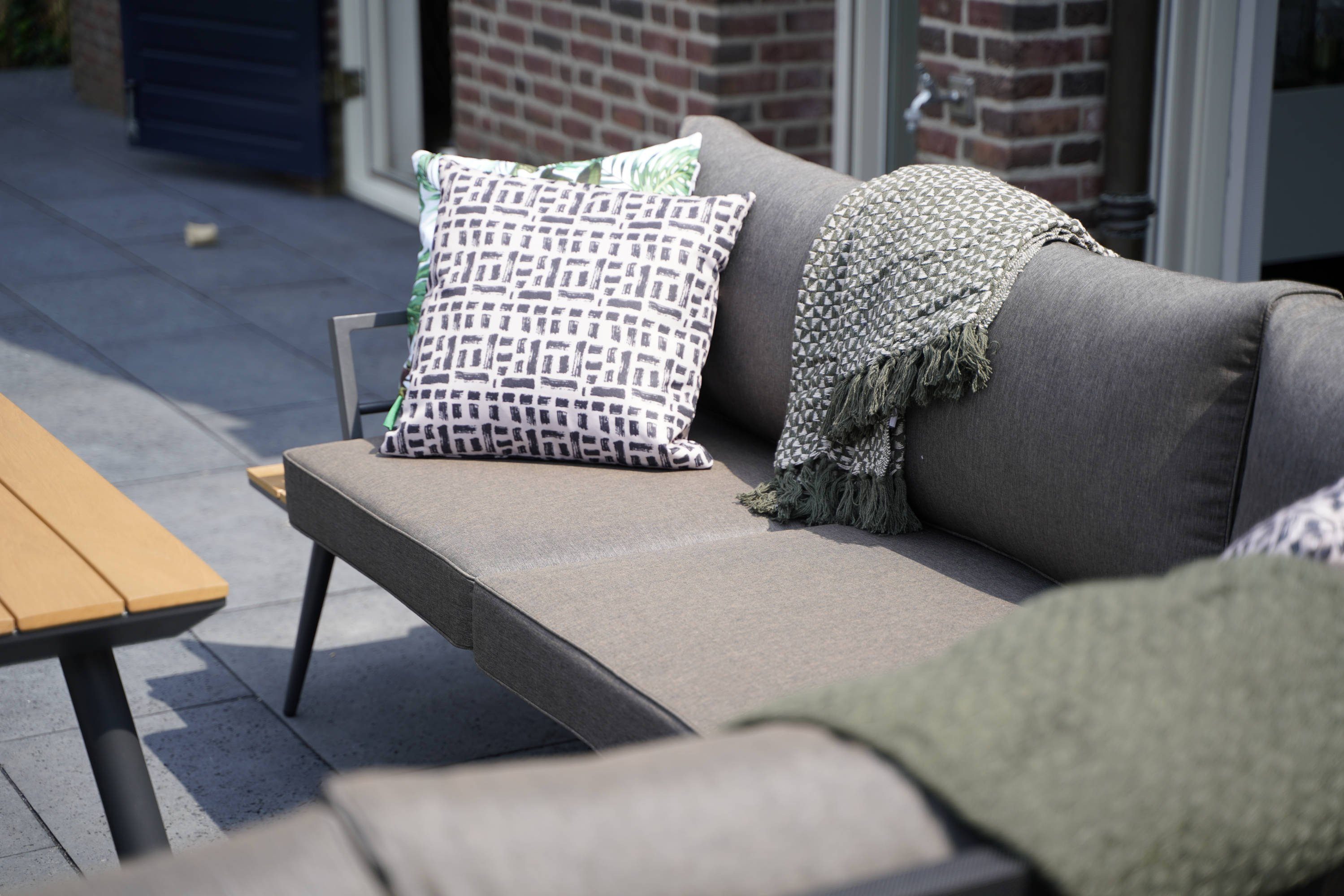 GMD Living Eckbankgruppe AREZZO, (Eckbank Essgruppe, 5-tlg., bestehend aus 2 Sofas, 1 Eckteil, 1 Tisch & 1 Bank inkl. Polsterkissen), Tischplatte im Teaklook, Wetterfest