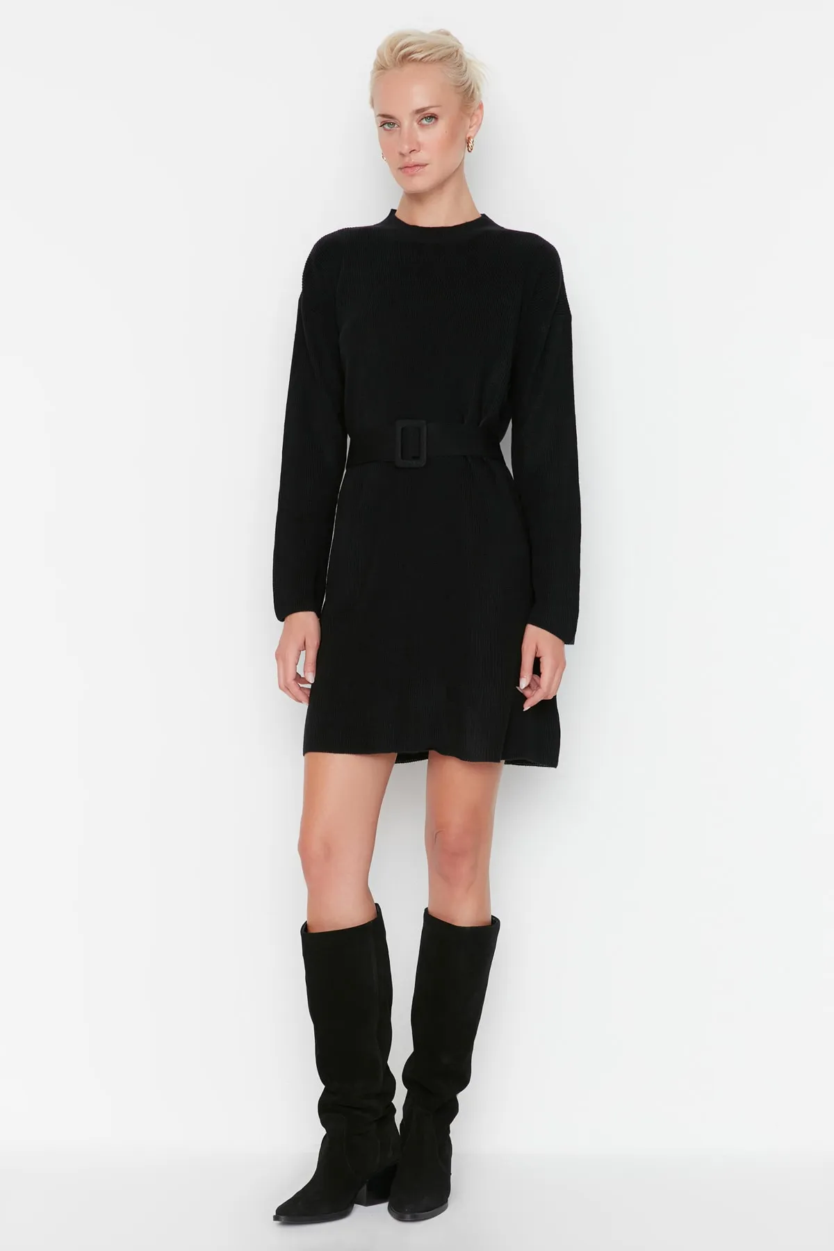 Trendyol Collection  Schwarzes, detailliertes Mini-Strickkleid mit Gürtel TWOAW23EL00041