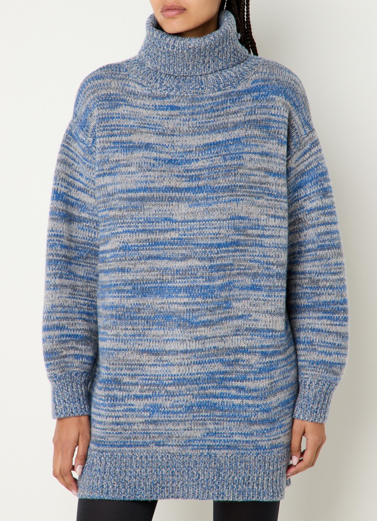 Abito corto in maglia di lana grossa di Claudie Pierlot con collo alto.