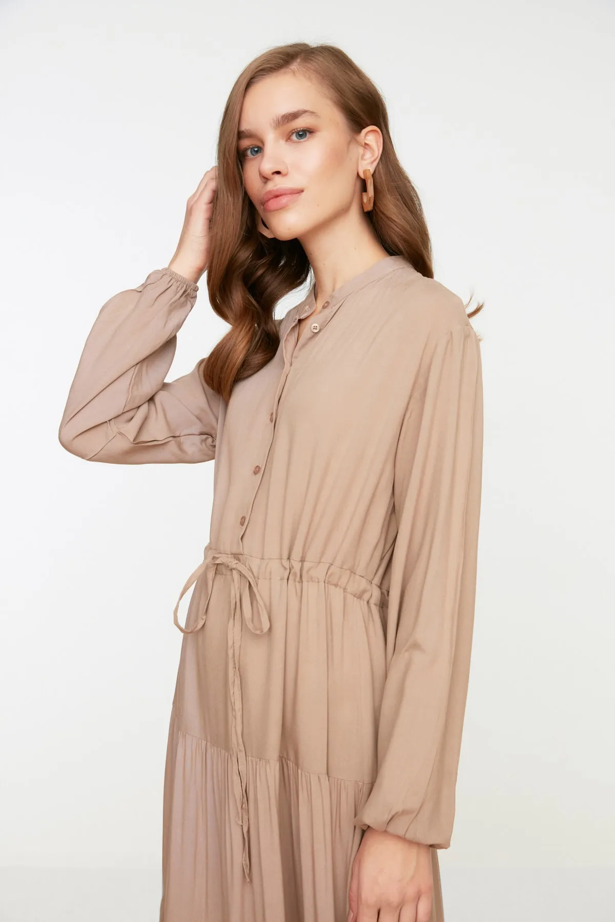 Trendyol Modest  Gewebtes Kleid mit Vergrößerungskragen und geraffter Taille in Nerzfarbe TCTSS22EB0110