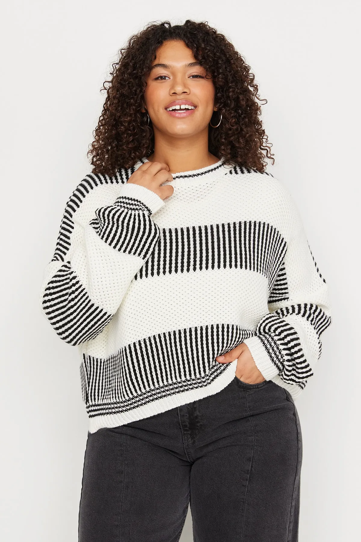 Trendyol Curve  Ecru gestreifter, strukturierter Strickpullover mit Rundhalsausschnitt