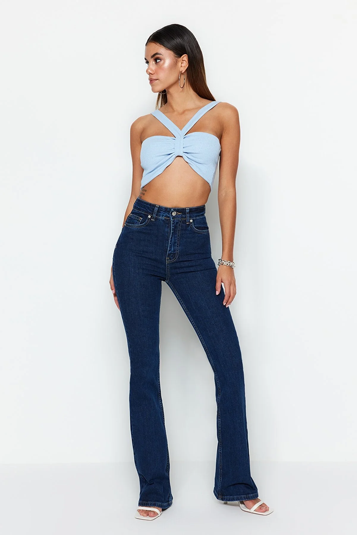 Trendyol Collection  Dunkelblaue Flare-Jeans mit superhoher Taille TWOSS23JE00064