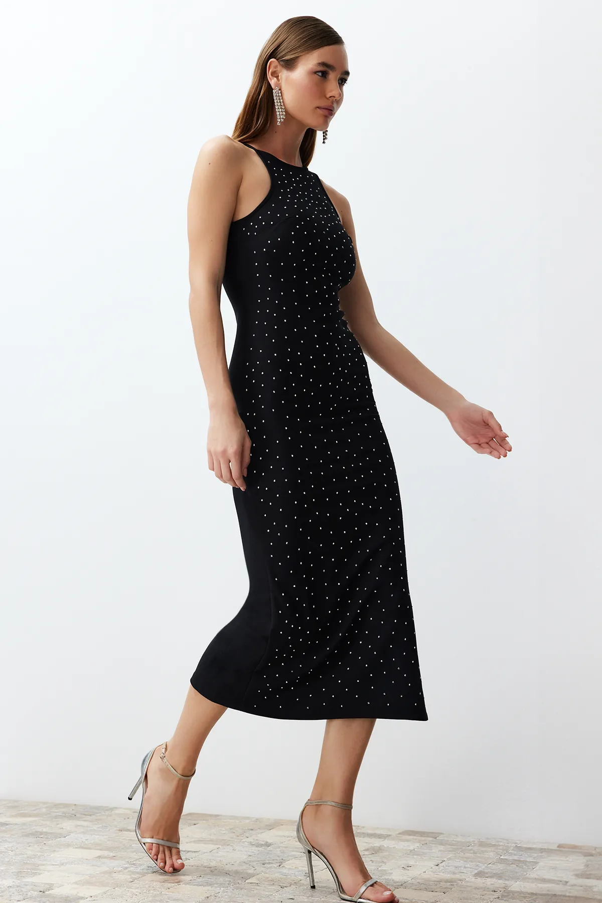 Trendyol Collection  Stilvolles schwarzes Abendkleid mit glänzendem Steindetail