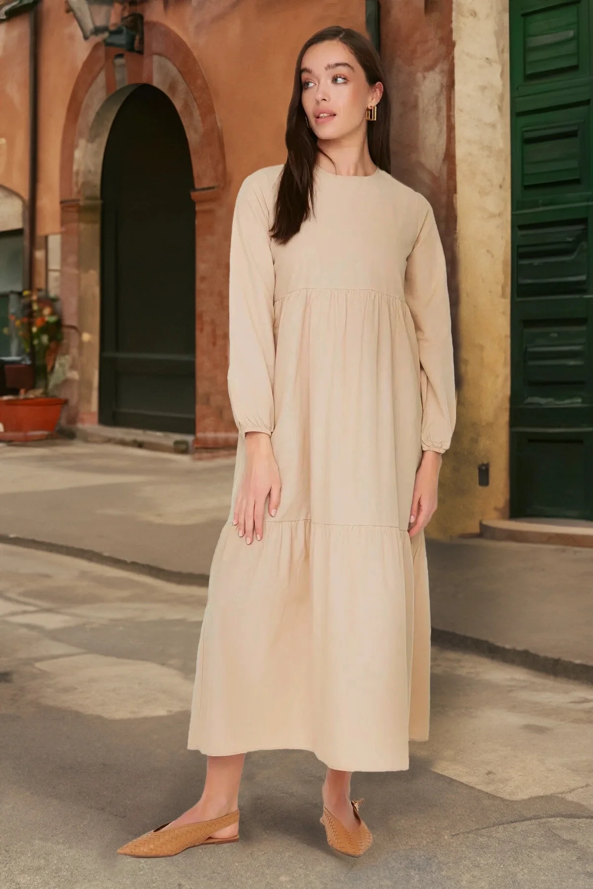 Trendyol Modest  Beiges, gewebtes Kleid aus Baumwolle mit weitem Schnitt und Raffung TCTSS21EL3406