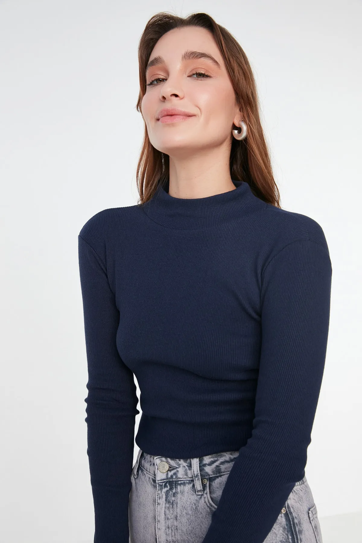 Trendyol Collection  Marineblaue, taillierte, langärmlige, gerippte, dehnbare Strickbluse mit hohem Kragen TWOAW21BZ0423