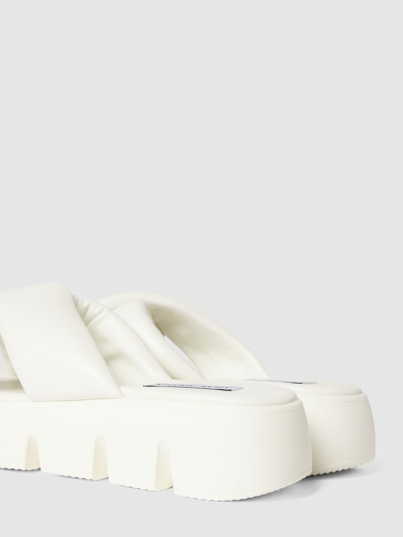Pantoletten mit breiten Riemen Modell 'BROADCAST' in offwhite