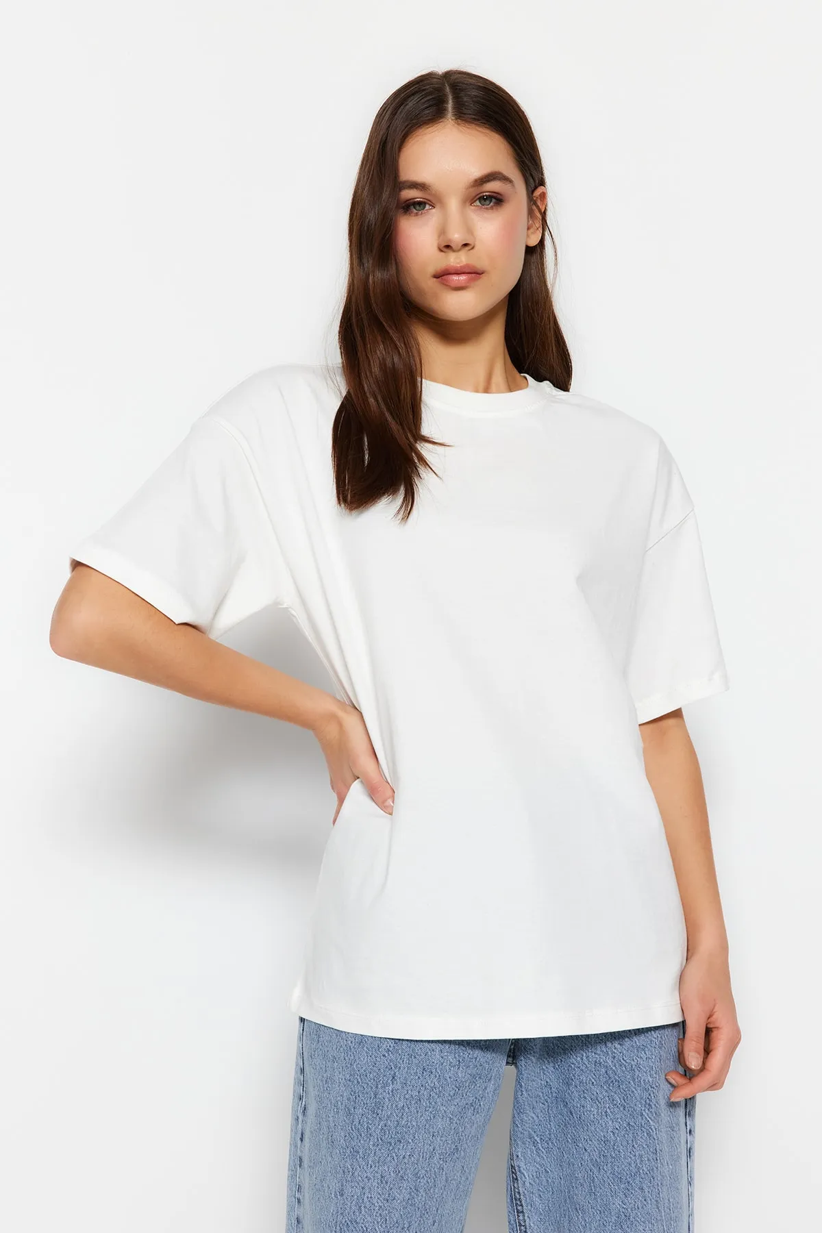 Trendyol Collection  Hochwertiges, ecrufarbenes Strick-T-Shirt aus 100 % Baumwolle mit Rückendruck, entspannter/weiter, entspannter Schnitt TWOSS23TS00374