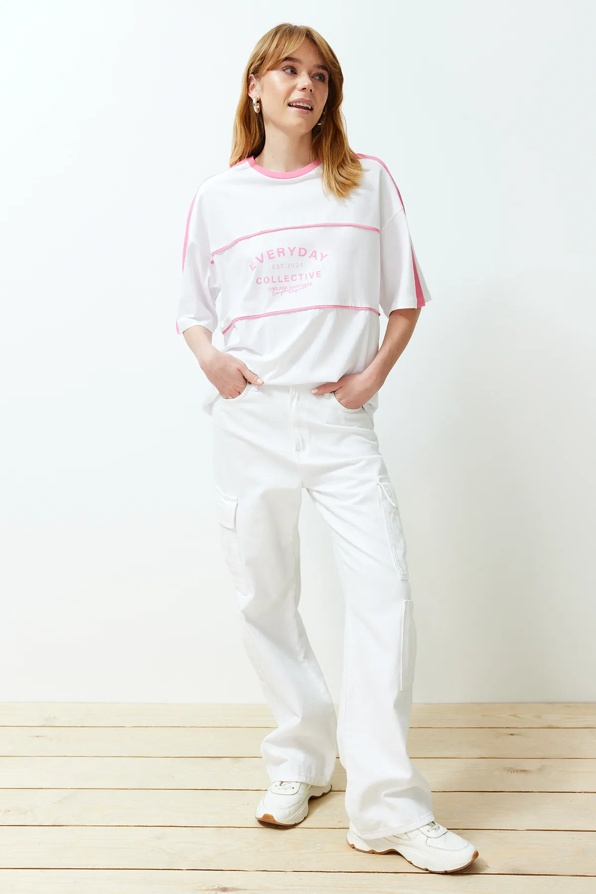Trendyol Collection  Weißes, übergroßes/weites Strick-T-Shirt aus 100 % Baumwolle mit Farbblock und Slogan TWOSS24TS00132
