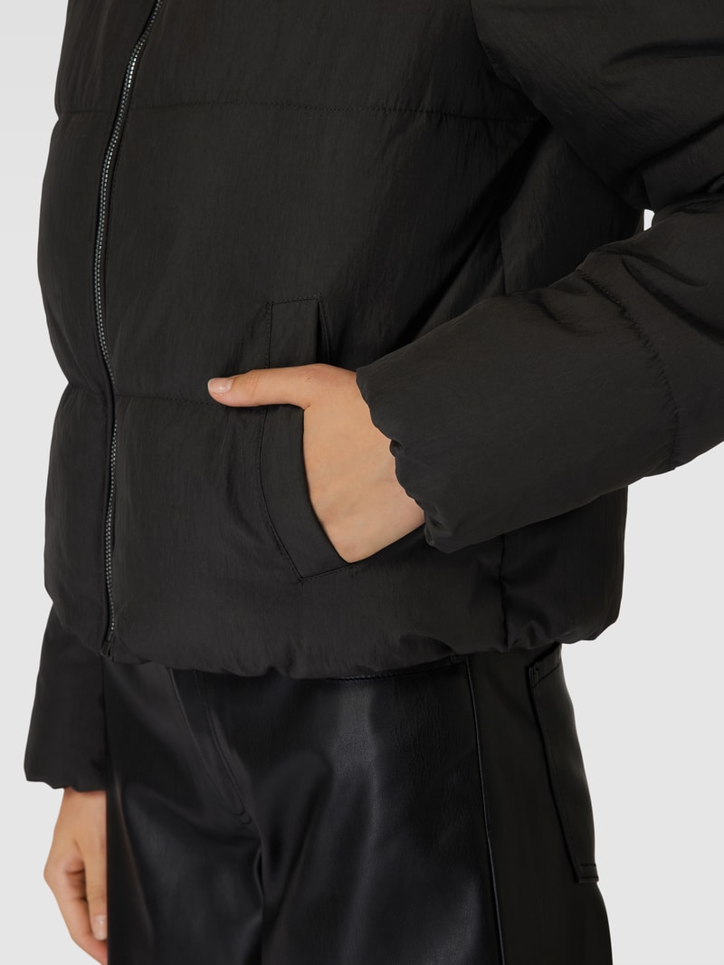 Steppjacke mit Stehkragen Modell 'ONLDOLLY' in schwarz