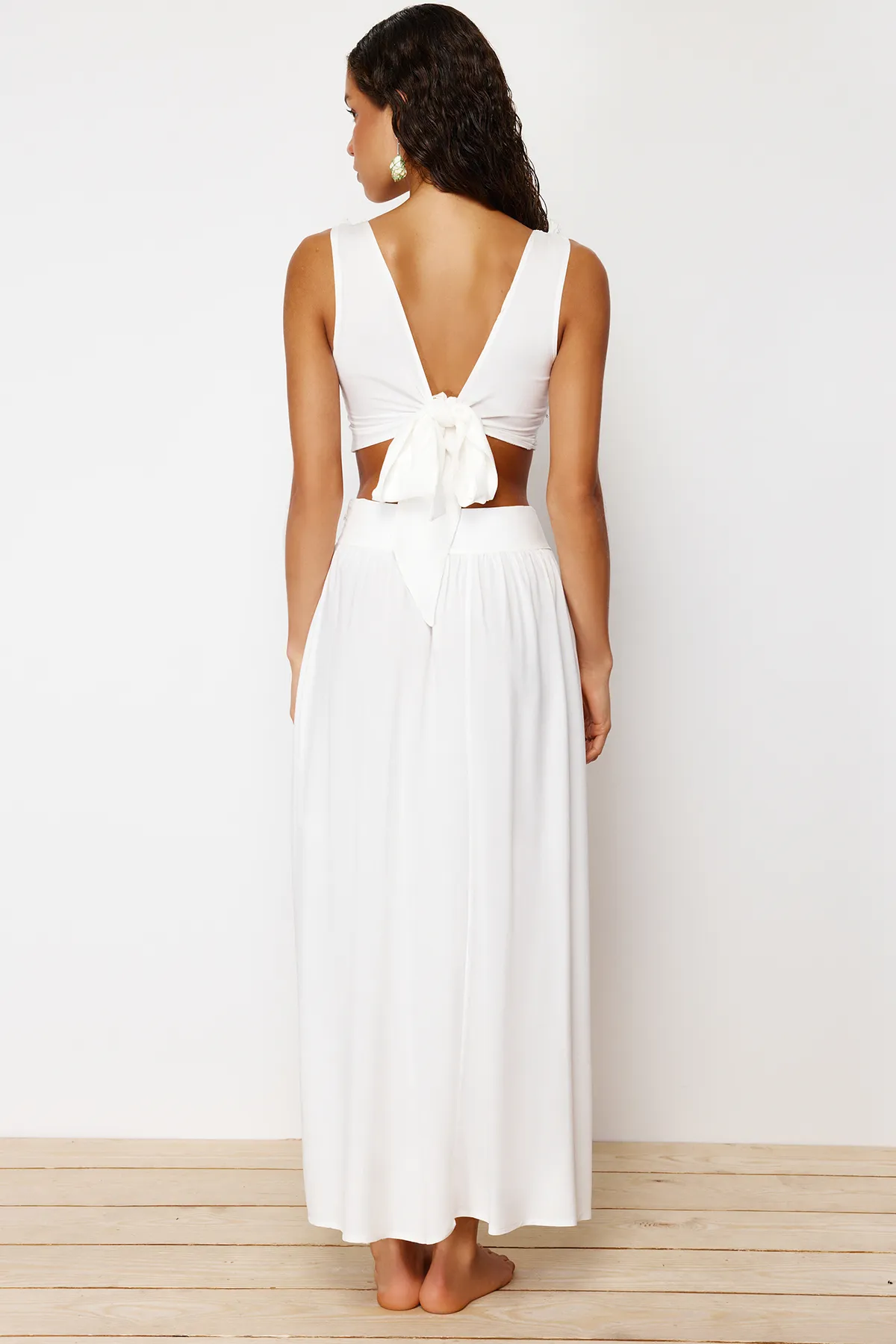 Trendyol Collection  Ecrufarbenes Maxi-Strandkleid mit gewebten Quasten TBESS21EL3624