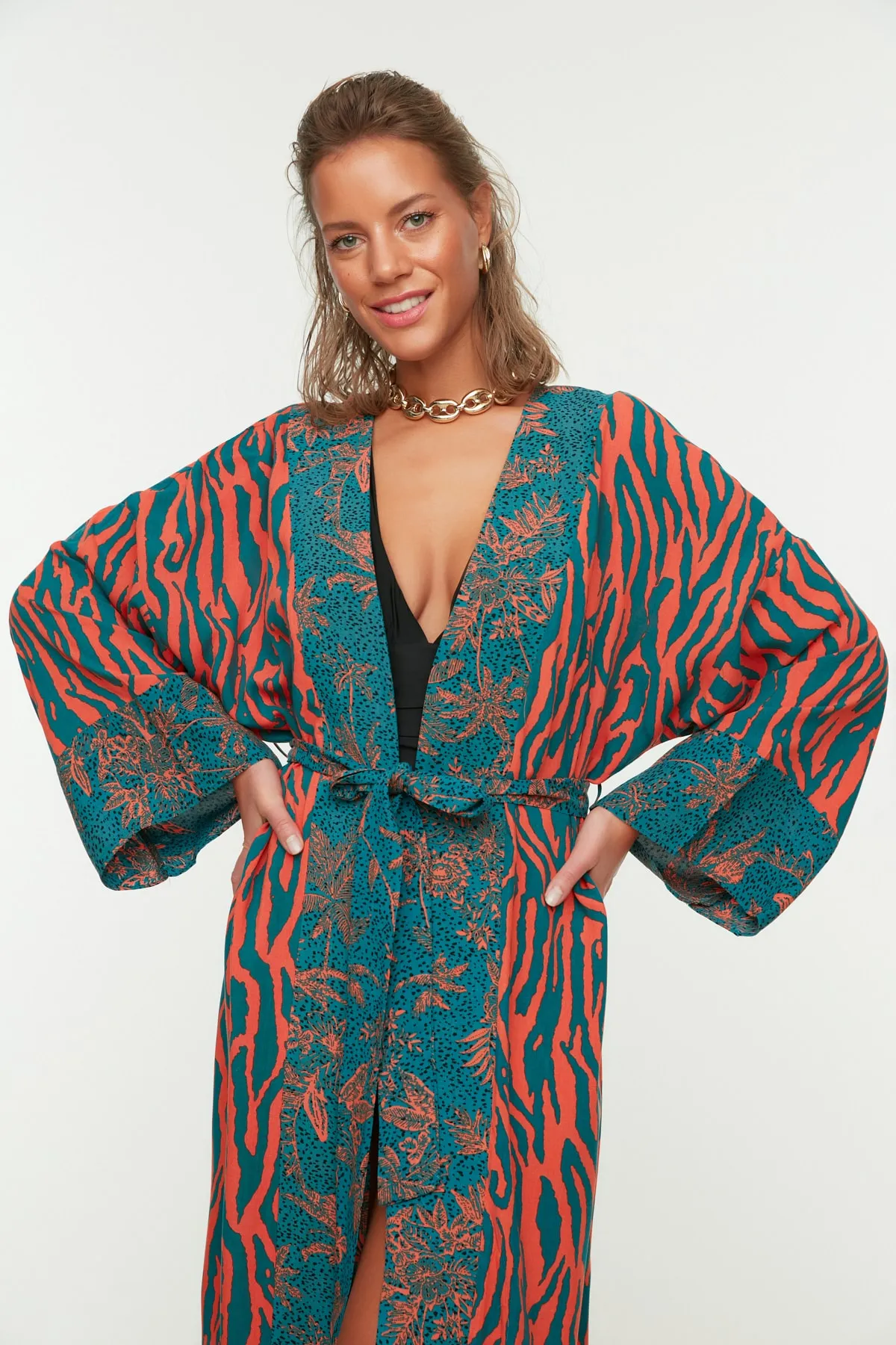 Trendyol Collection  Gewebter Maxi-Kimono und Kaftan mit Tiermuster und Gürtel TBESS21KM0171