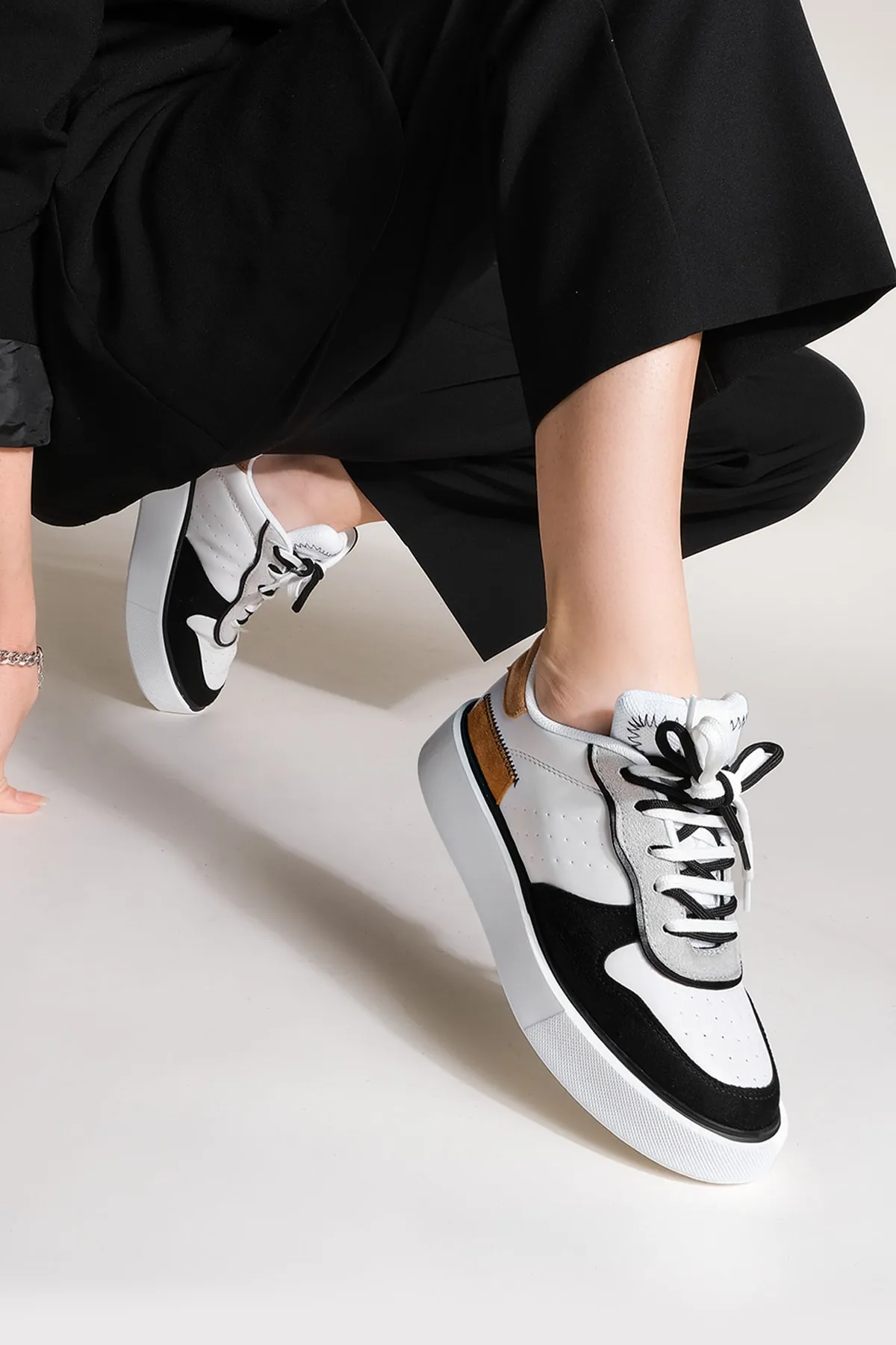 Marjin  Damen-Sneaker, hohe Sohle, Blockfarbe, Schnür-Sportschuhe, Pera weiß