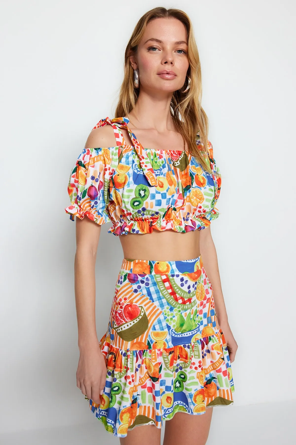 Trendyol Collection  Gewebtes Rüschenblusen-Rock-Set mit Fruchtmuster TBESS23AU00165