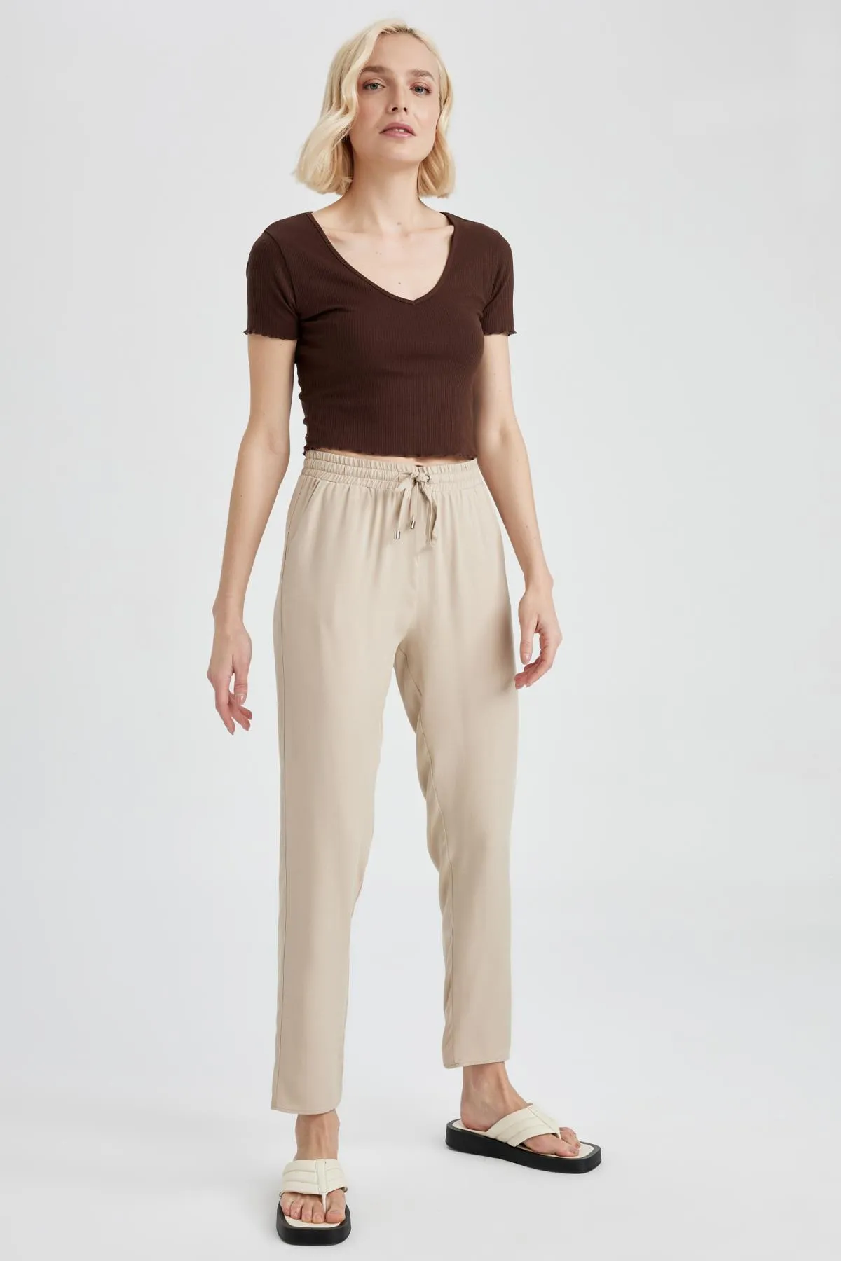DeFacto  Gewebte Hose mit elastischem Bund und Taschen L3164az23sm