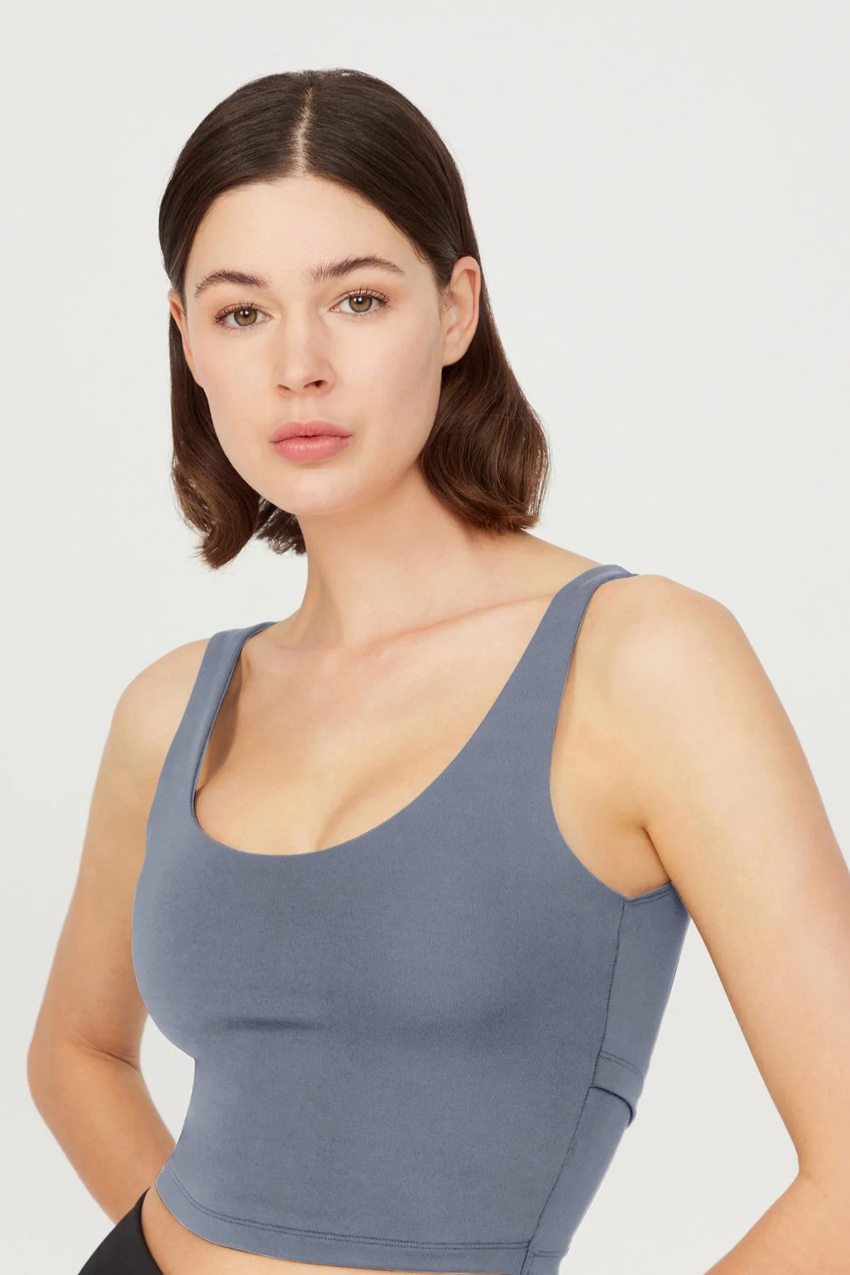 LOS OJOS  Anthrazitfarbenes, leicht unterstütztes Bustier-Crop-Top mit Ausschnitt am Rücken