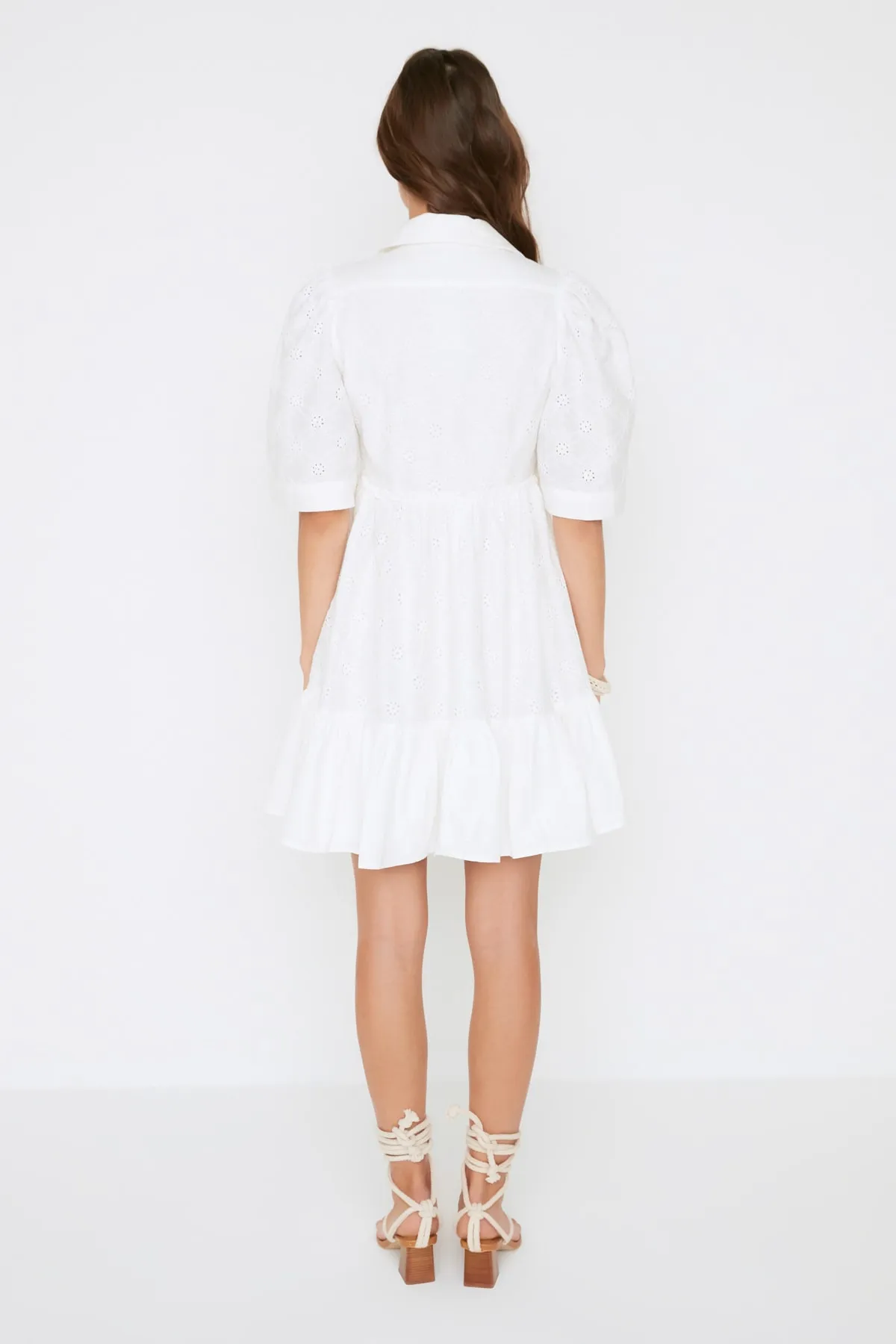 Trendyol Collection  Weißes Mini-Webkleid mit Taillenöffnung und gefütterter Stickerei TWOSS21EL3680