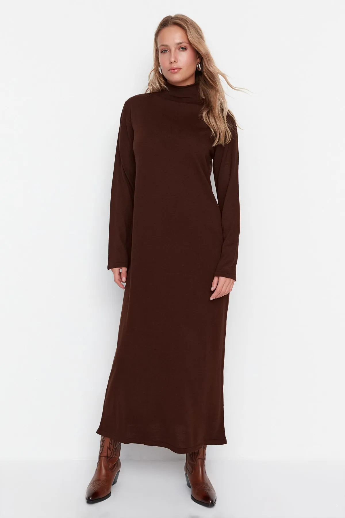 Trendyol Modest  Braunes Rollkragen-Strickkleid TCTAW23EB00001