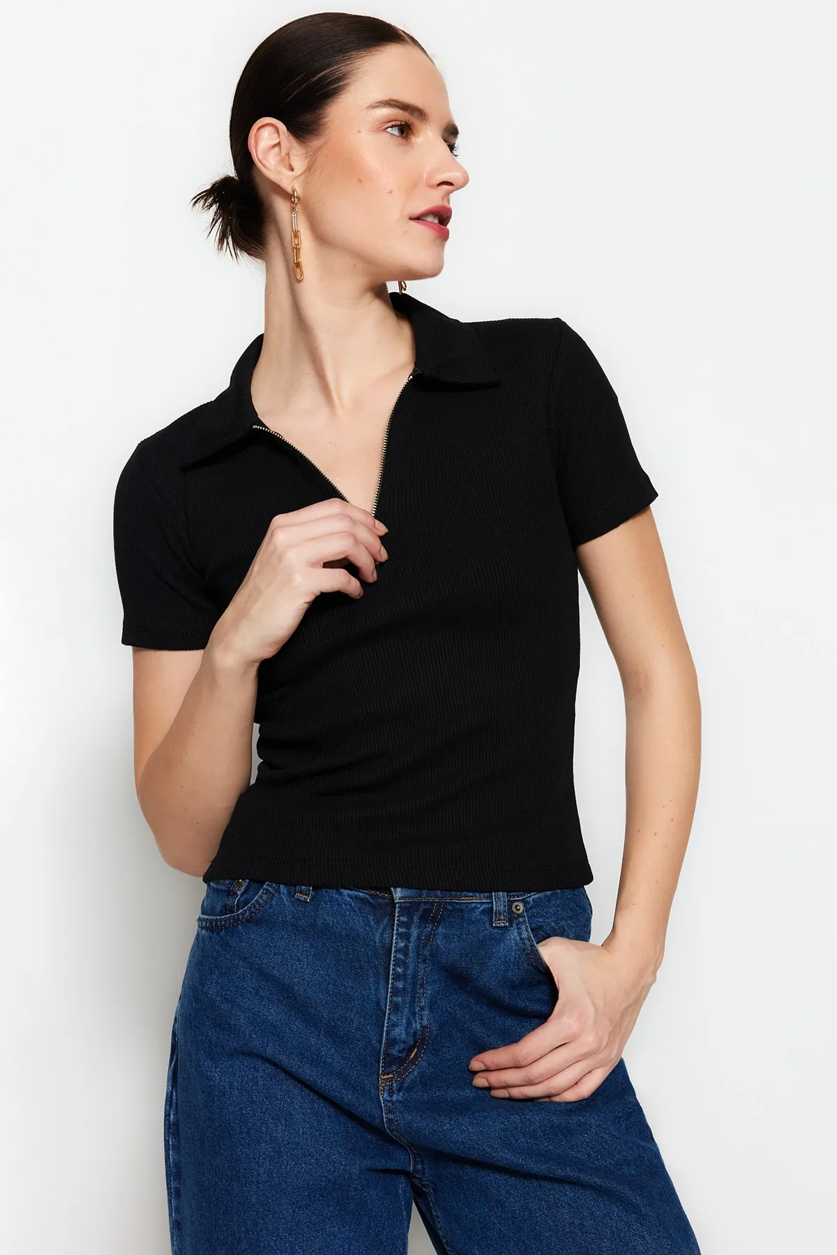 Trendyol Collection  Schwarze, eng anliegende, gerippte, dehnbare Strickbluse mit Reißverschluss und Polokragen TWOSS23BZ00496