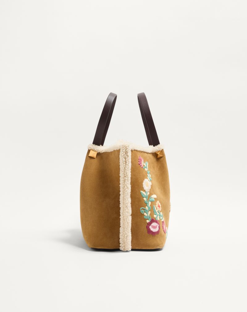 Bolsa de compras média Valentino Garavani em camurça bordada e forro de pele de carneiro.