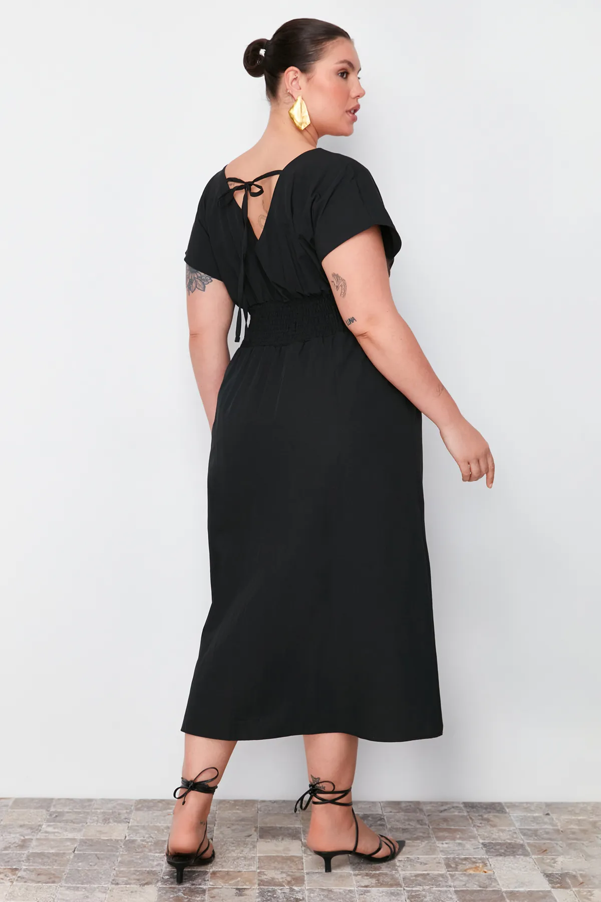 Trendyol Curve  Schwarzes gewebtes Kleid mit V-Ausschnitt und geraffter Taille TBBSS24AH00071