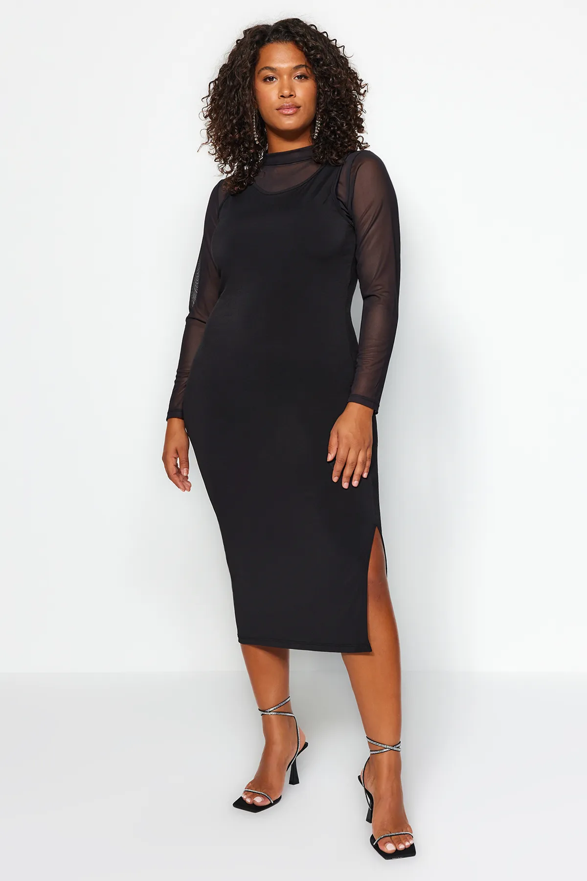 Trendyol Curve  Schwarzes, tailliertes Midi-Strickkleid TBBAW24AH00083