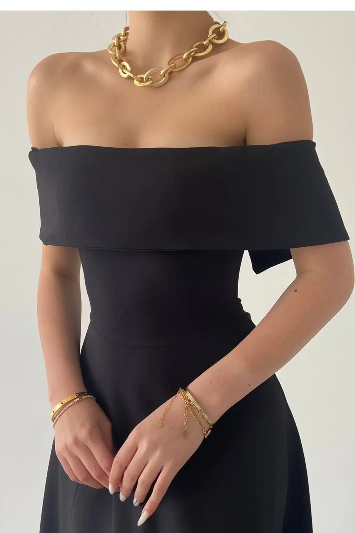 lovebox  Schwarzes Midi-Abendkleid mit Madonna-Kragen-Design für Damen aus Atlasstoff 222