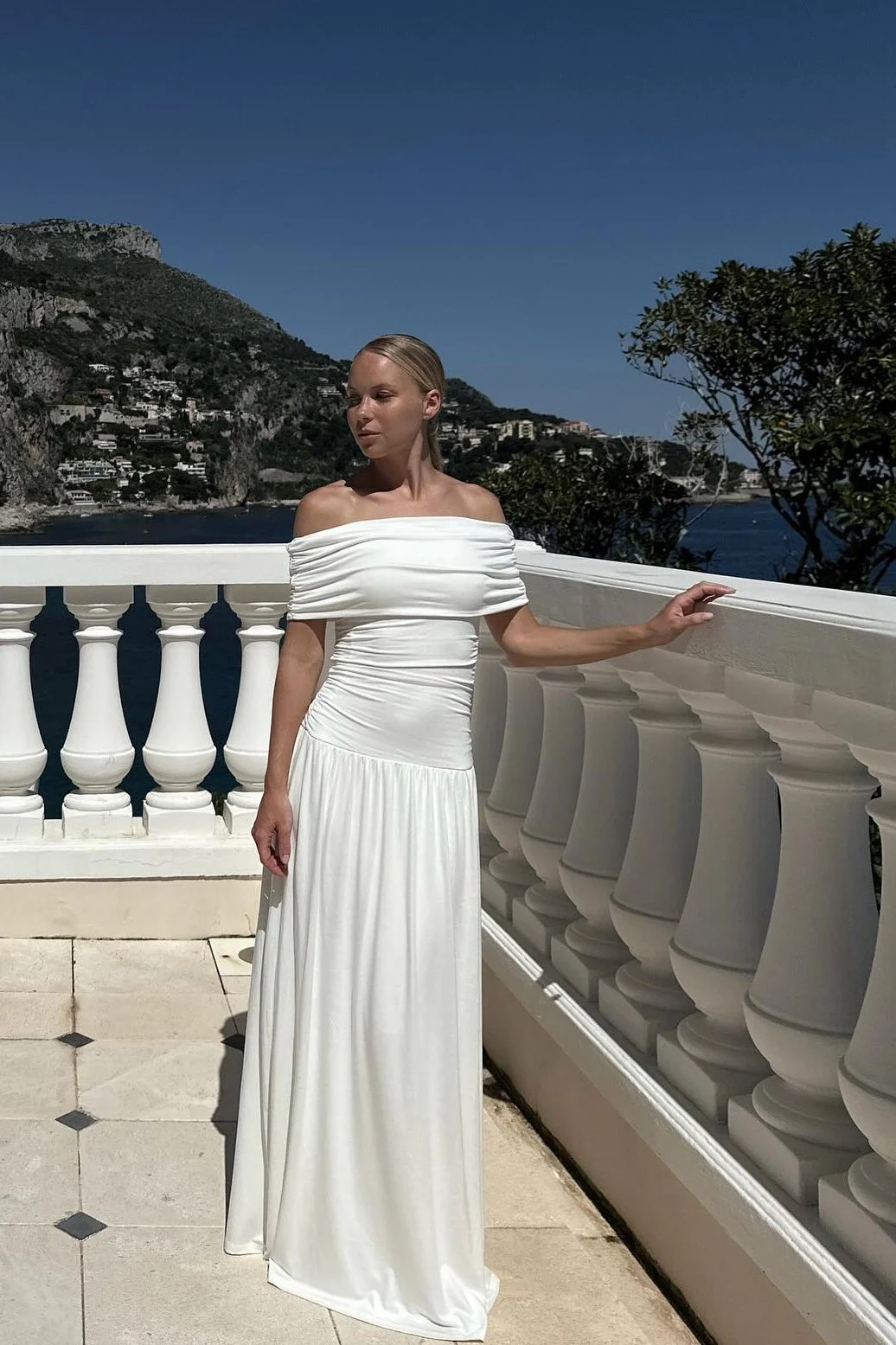 Schulterfreies Maxikleid mit niedriger Taille