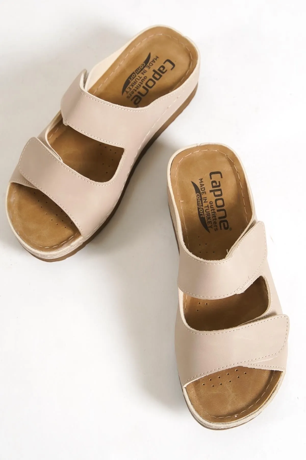 Capone Outfitters  Anatomisch weiche, bequeme Mutterhausschuhe mit Keilabsatz