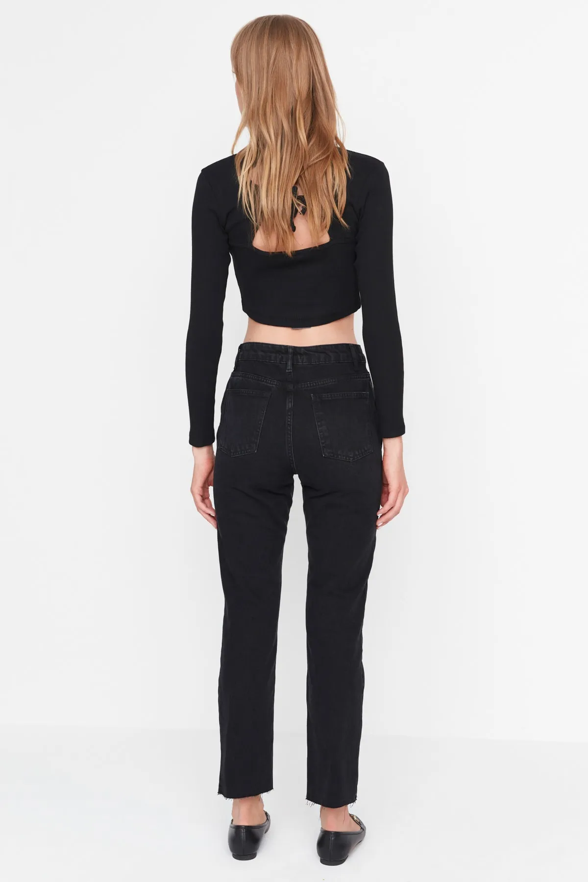 Trendyol Collection  Schwarze, nachhaltigere Bootcut-Jeans mit hoher Taille TWOAW23JE00351