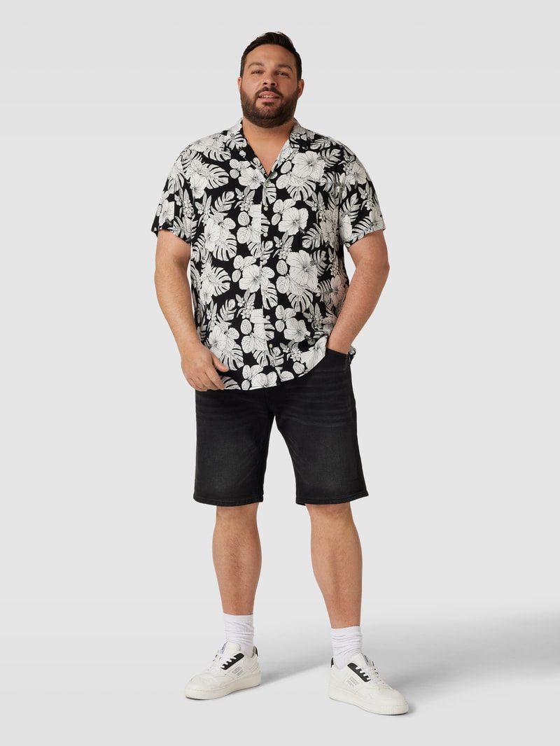 PLUS SIZE Jeansshorts mit Gesäßtaschen in schwarz