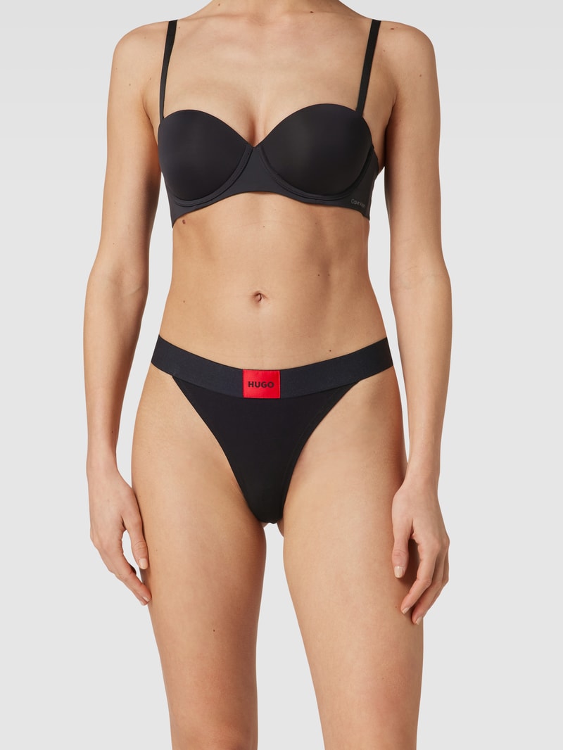 String mit Label-Detail in schwarz