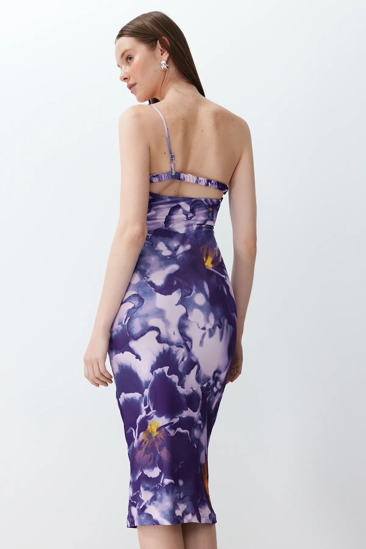 Trendyol Collection  Lila bedrucktes tailliertes Midi-Bleistiftkleid mit One-Shoulder-Träger und dehnbarem Strick TWOSS23EL01577