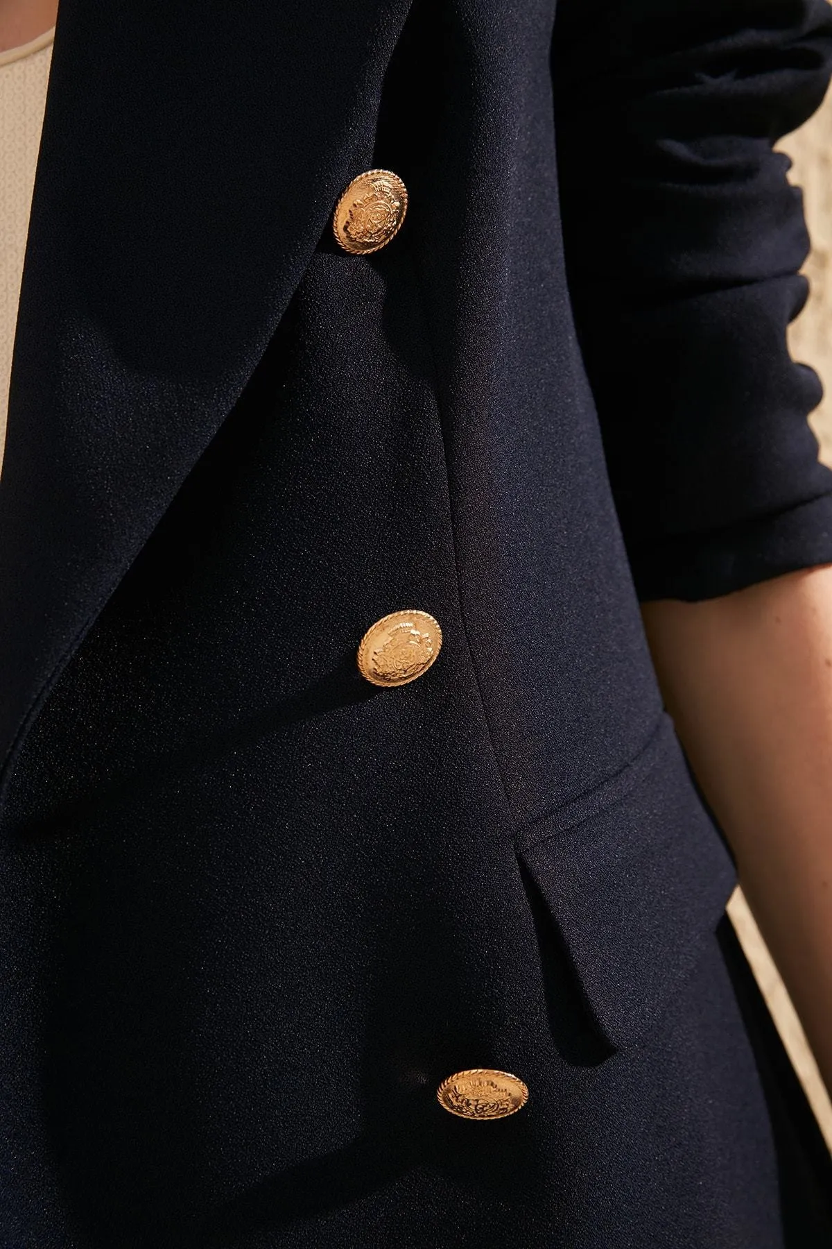 Trendyol Collection  Marineblauer, übergroßer, gefütterter, zweireihiger Blazer aus Webstoff mit Verschluss TWOSS20CE0024