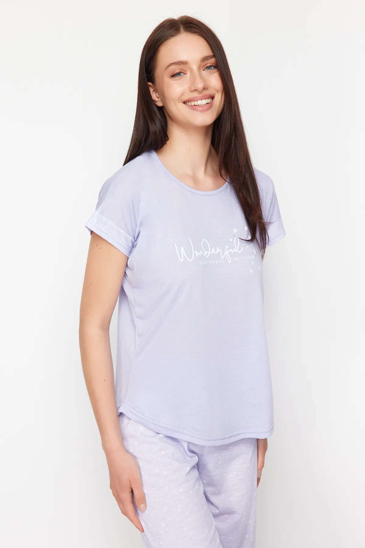 Trendyol Collection  Gestricktes Pyjama-Set mit Flieder-Slogan-Aufdruck THMSS24PT00364