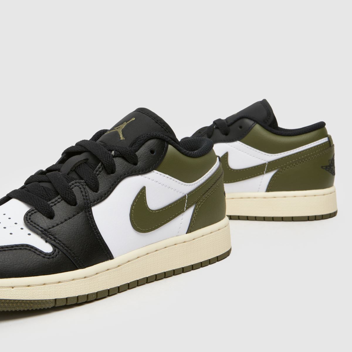 Bílé multifunkční tenisky Nike Jordan 1 Low pro chlapce a mládež