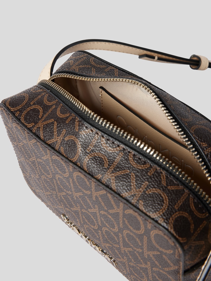 Camera Bag mit Logo-Muster in dunkelbraun
