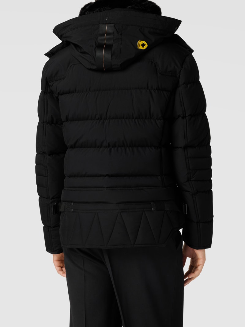Steppjacke mit Label-Patch in schwarz