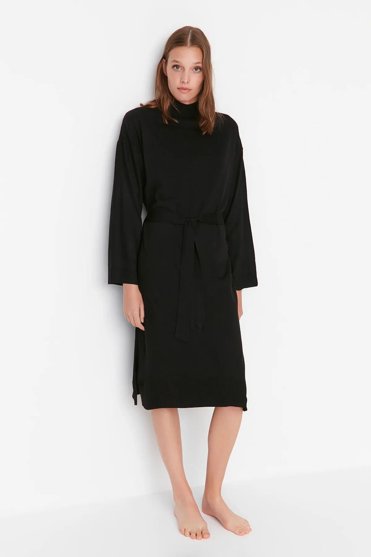 Trendyol Collection  Schwarzes langes Strickkleid mit Gürtel THMAW23EL00000