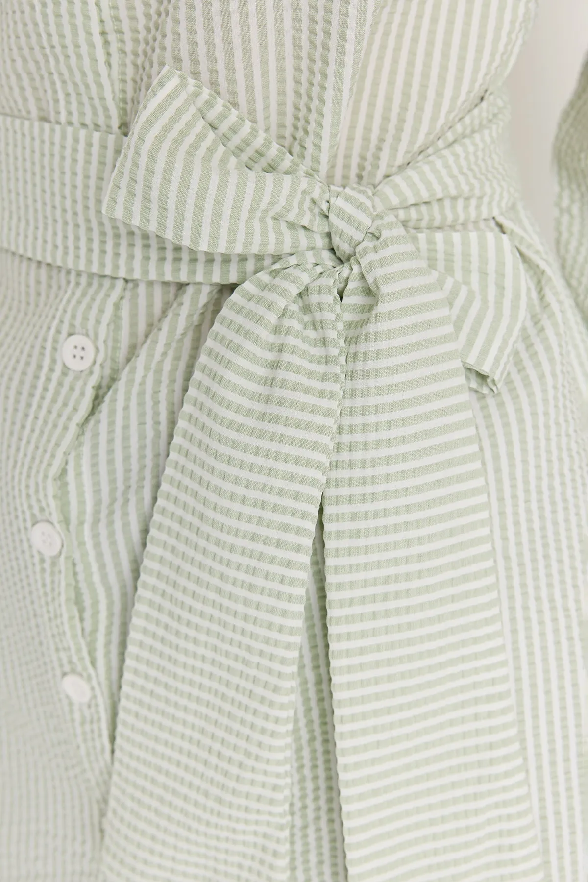 Trendyol Modest  Grünes, gestreiftes, gewebtes Hemd mit Ballonärmeln und langem Rücken, Gürtel TCTSS22GO0116