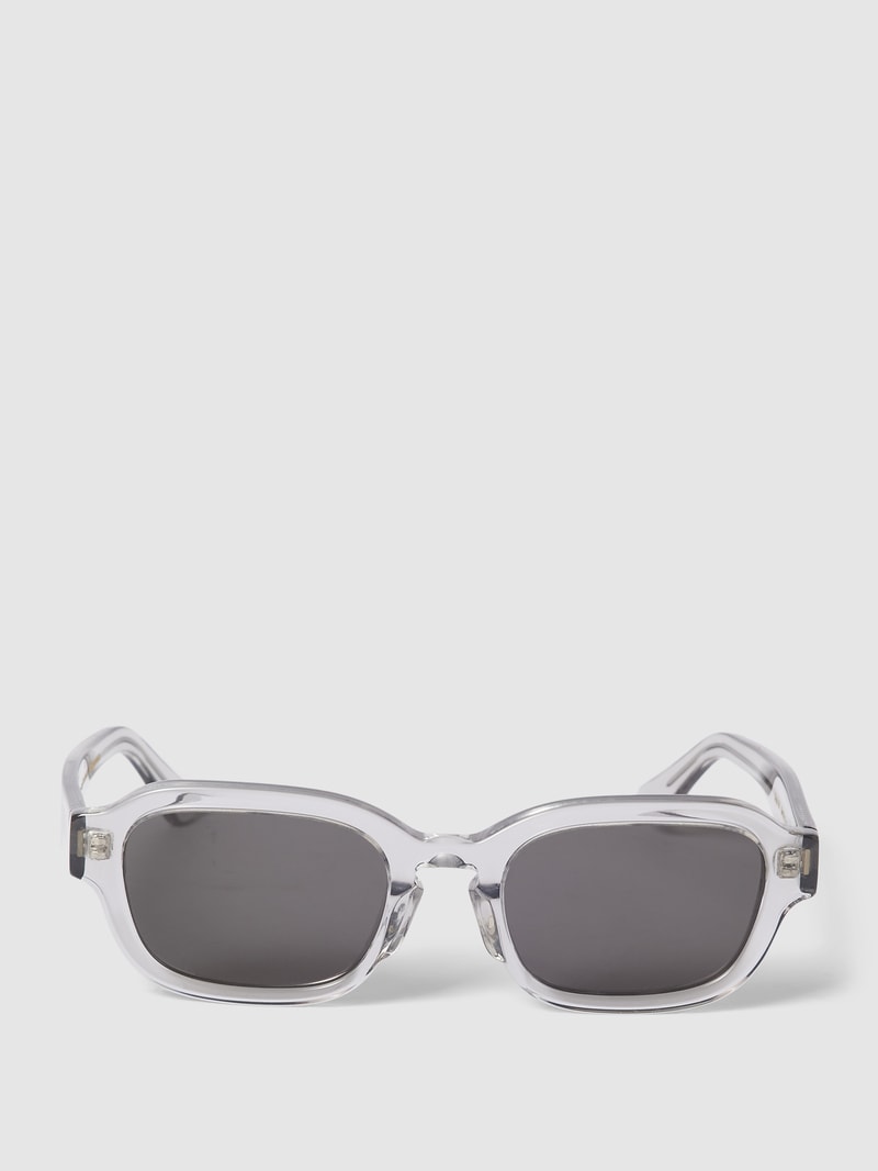 Sonnenbrille mit getönten Gläsern in hellgrau