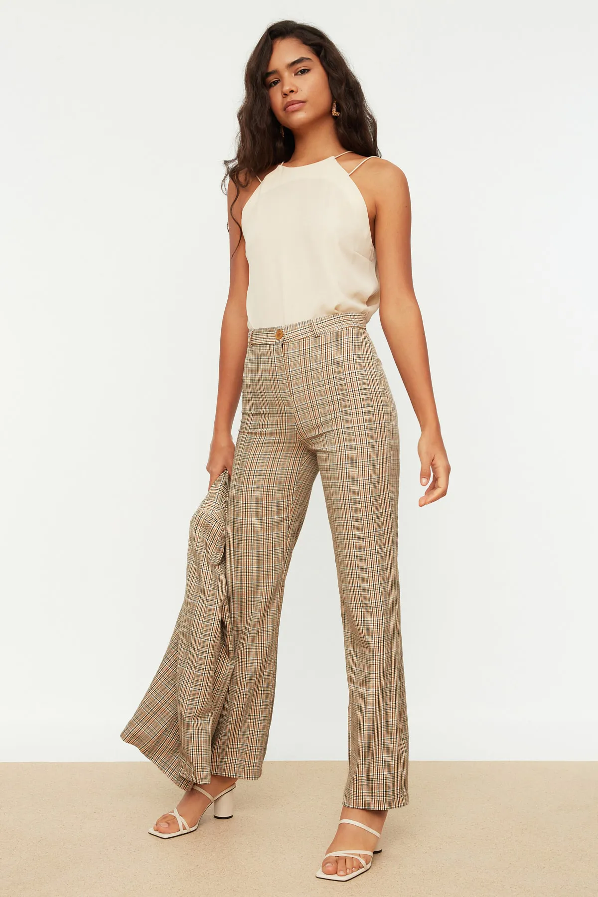 Trendyol Collection  Beigefarbene, gerade geschnittene, gewebte Karohose mit hoher Taille TWOSS22PL0117