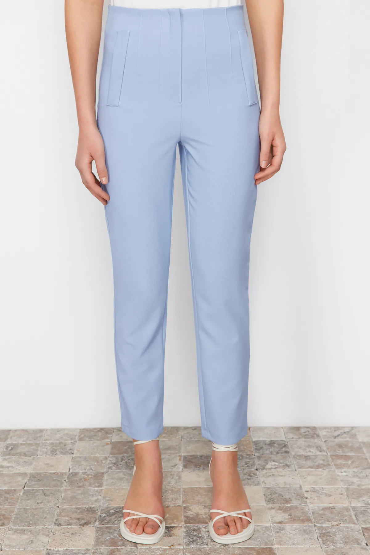 Trendyol Collection  Hellblaue gewebte Hose mit Zigarettenmuster und hoher Taille in Knöchellänge TWOSS20PL0515