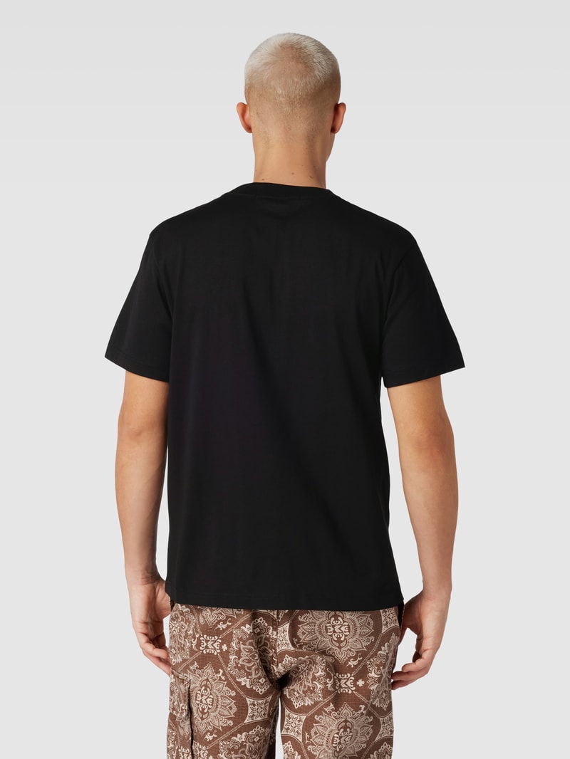 T-Shirt mit aufgesetzter Brusttasche in black